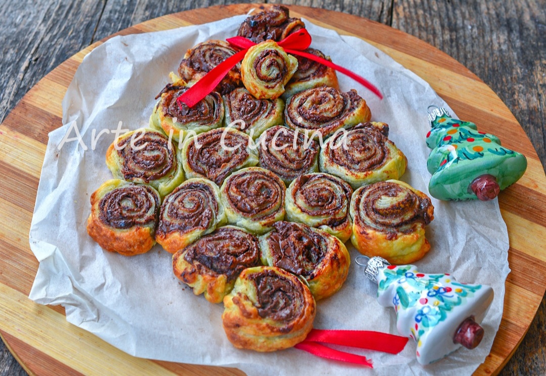 Albero di Natale alla nutella con rose di sfoglia veloce